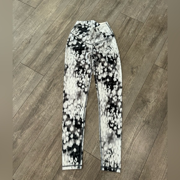 AERIE shine high waisted crossover leggings 🤍 - Picture 3 of 10